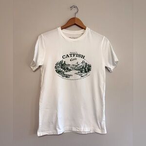 White Graphic Women’s Oversized T-Shirt with Catfish Lake Design XS